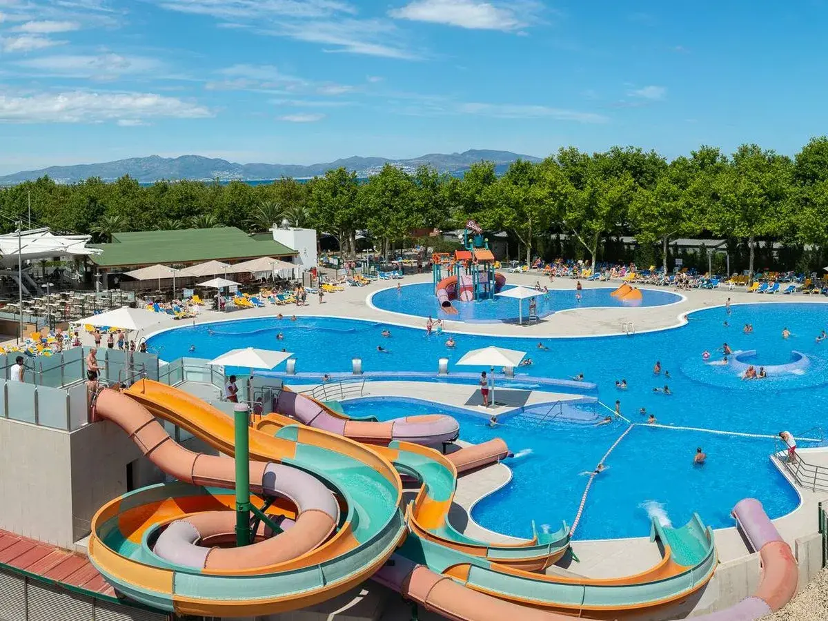 Disfruta de los mejores campings Costa Brava con piscinas, toboganes y sol. ¡Un paraíso acuático para toda la familia!