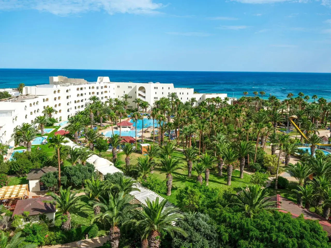 Traumhafter Urlaub in Tunesien: TUI Hotelanlage mit Palmen, Pools und Meerblick.