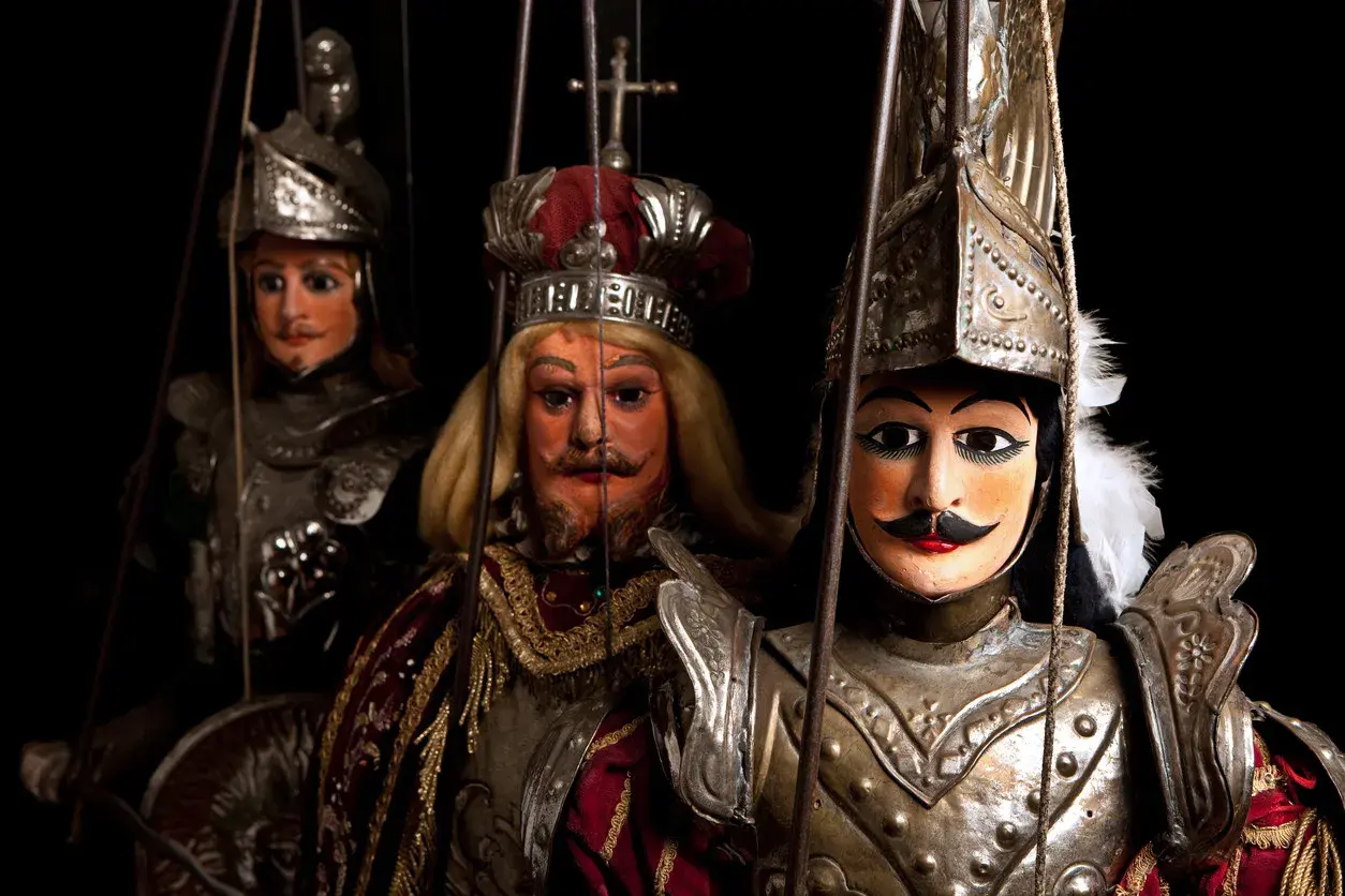 Marionette dell'Opera dei Pupi, un'arte che incarna le tradizioni siciliane. Guerrieri con armature scintillanti e volti espressivi, pronti a narrare epiche gesta.