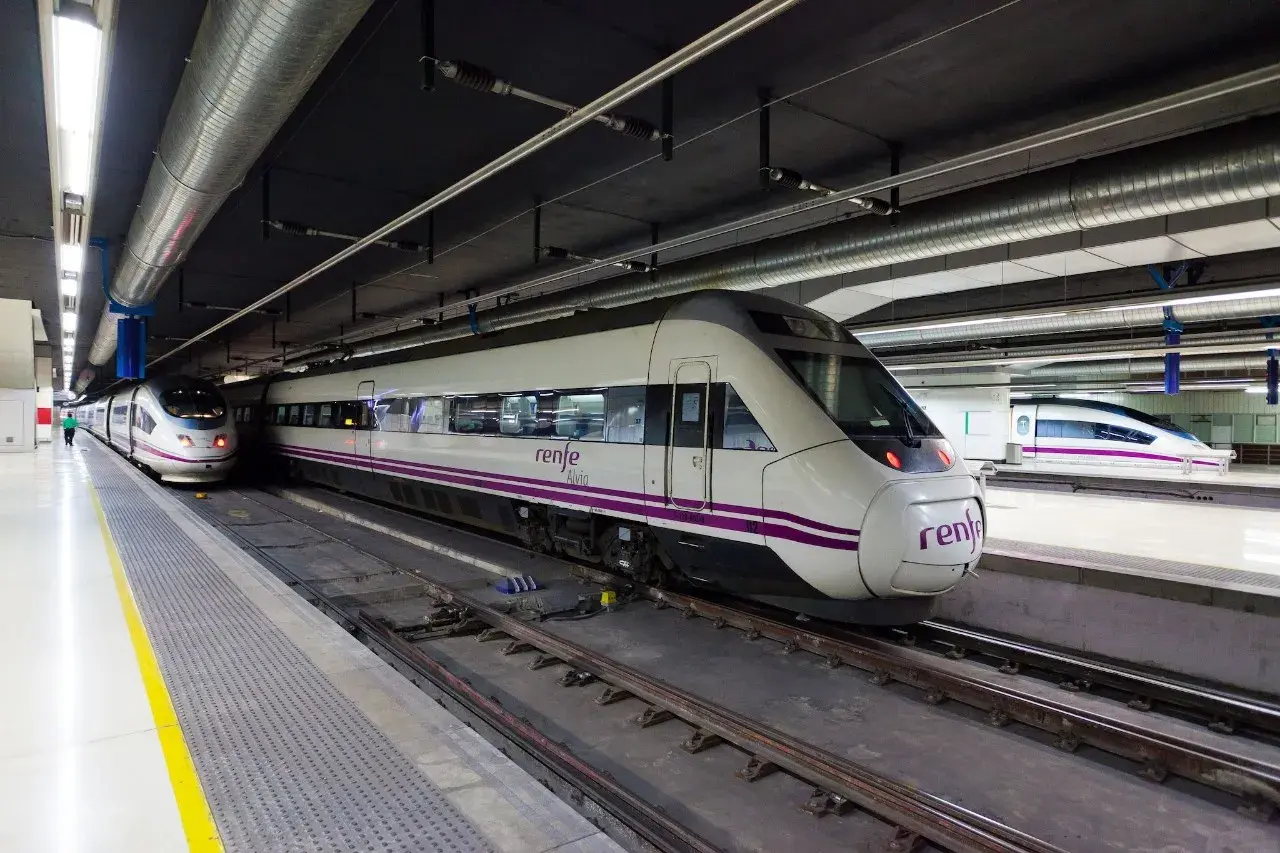 Trenes Renfe Alvia en estación, listos para el viaje de Vigo a Barcelona.