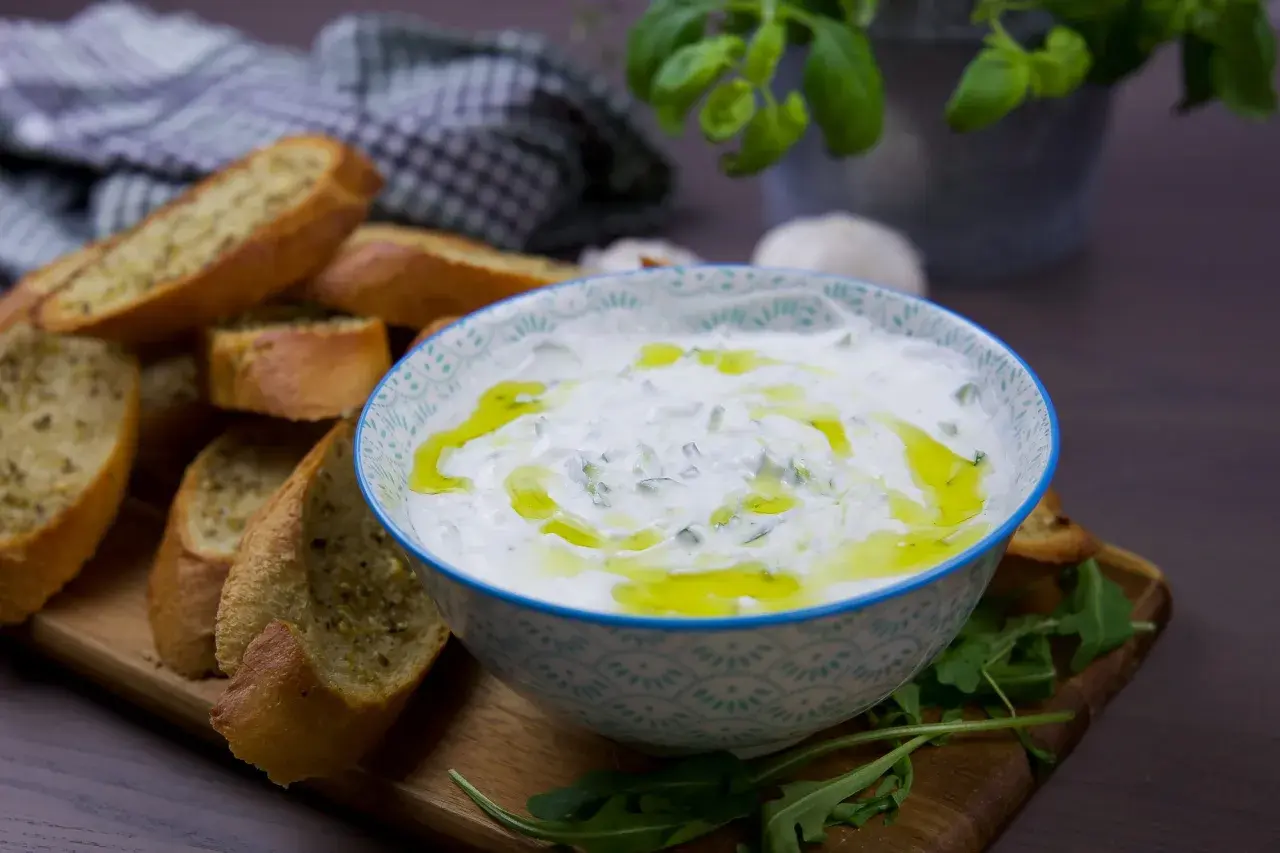 En skål med krämig tzatziki, perfekt för att doppa rostat bröd i. Detta tzatziki recept från Zeina ser utsökt ut!