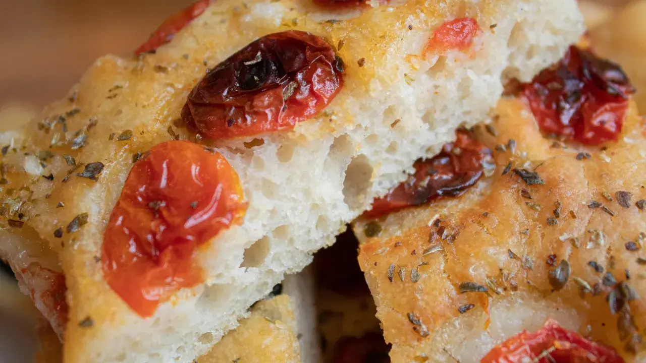 Puszysta focaccia z pomidorkami koktajlowymi i ziołami. Idealna na oryginalna włoska focaccia przepis.