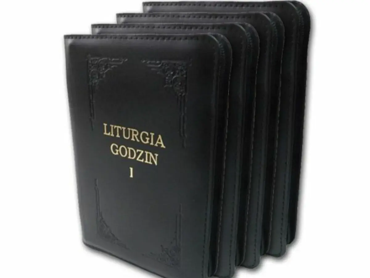 Czarny brewiarz "Liturgia Godzin 1" w skórzanej oprawie, część serii.