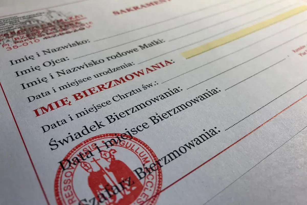 Dokument bierzmowania dla dorosłych zawiera pola na imię i nazwisko, dane rodziców, datę i miejsce urodzenia, imię bierzmowania, dane chrztu, świadka i datę bierzmowania.