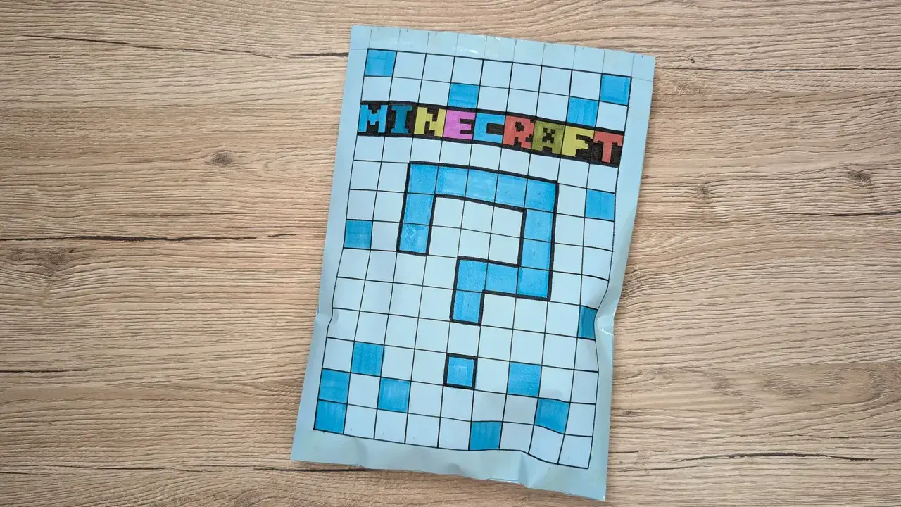 Minecraft-Schriftzug und Fragezeichen auf kariertem Papier. Tolle Minecraft bastel ideen für dein nächstes Projekt!