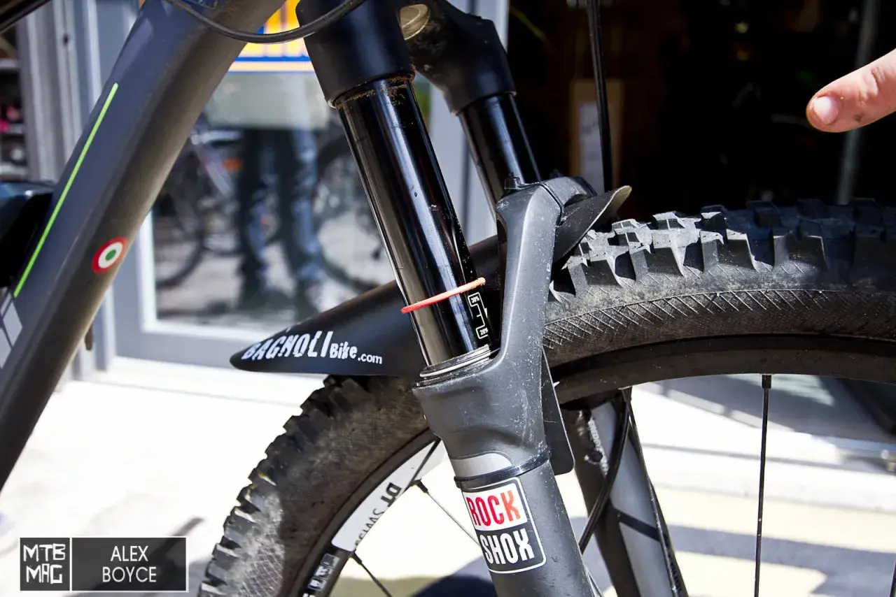 A red O-ring on a RockShox mtb fork indicates the amount of sag.