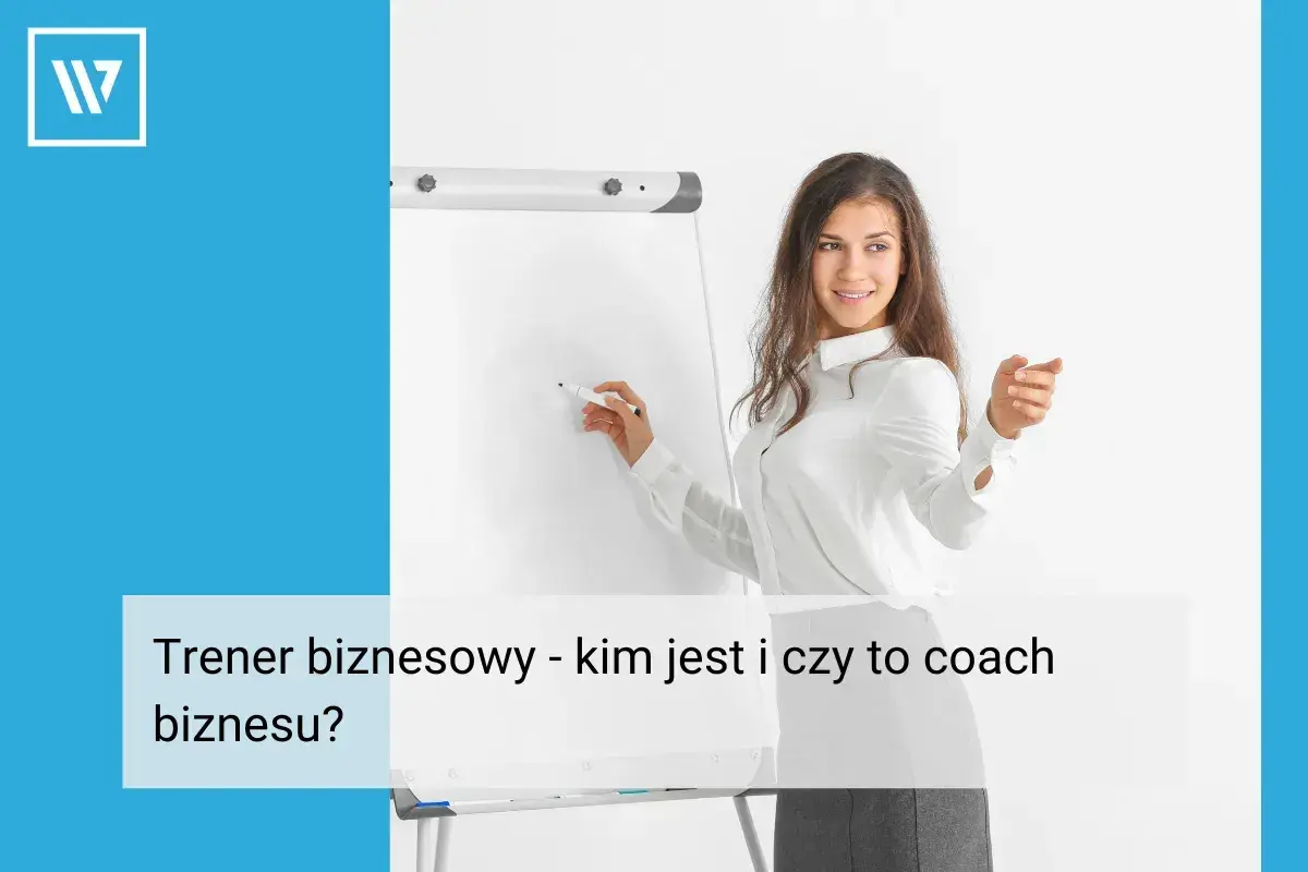 Młoda kobieta, trener biznesu, pisze na tablicy.