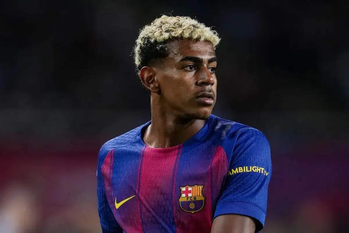 Młody piłkarz FC Barcelona Lamine Yamal, z charakterystyczną fryzurą. Jego wzrost i waga są kluczowe dla jego gry.