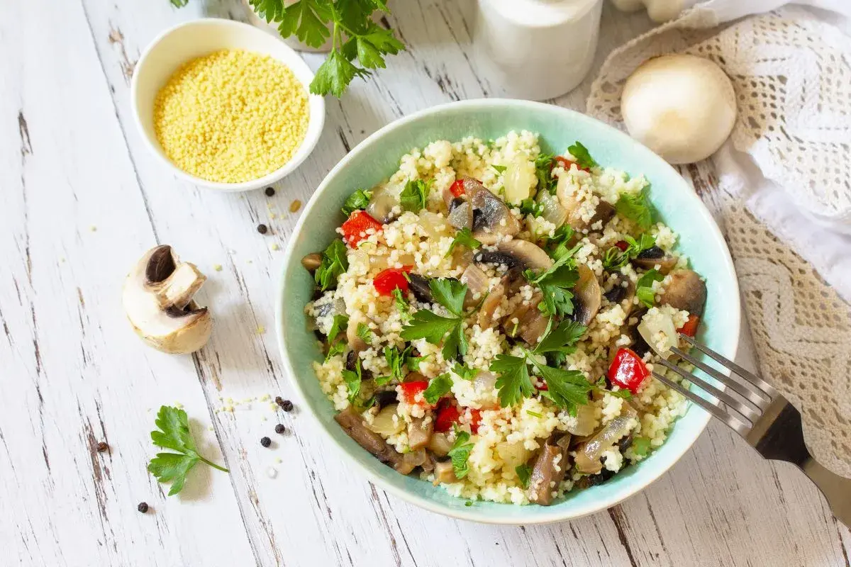 Un gustoso cous cous con funghi, peperoni e prezzemolo fresco. Un piatto leggero e saporito.