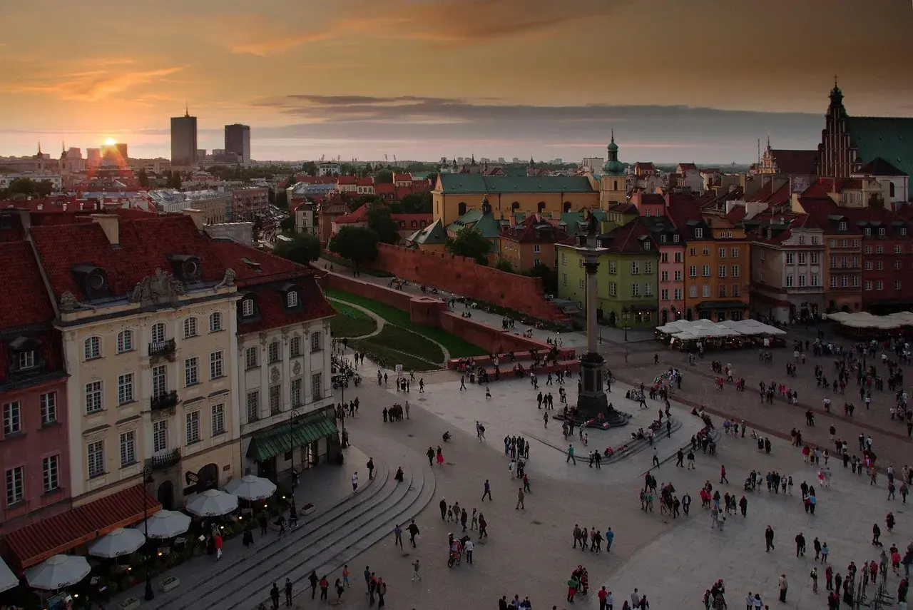 Zachód słońca nad Starym Miastem. Idealny widok na zwiedzanie Warszawy w dwa dni.