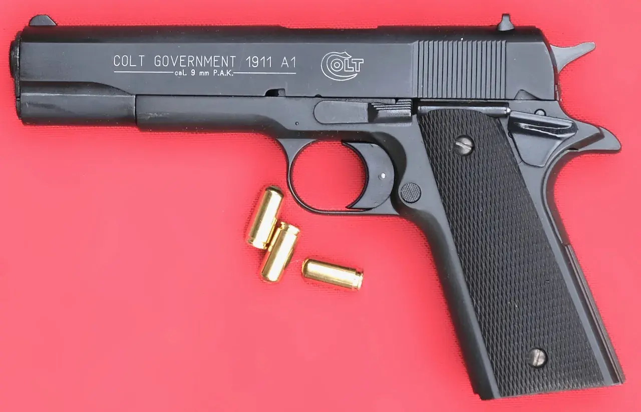 Pistolet d'alarme Colt Government 1911 A1, cal. 9 mm P.A.K. avec cartouches. C'est quoi ce pistolet ?