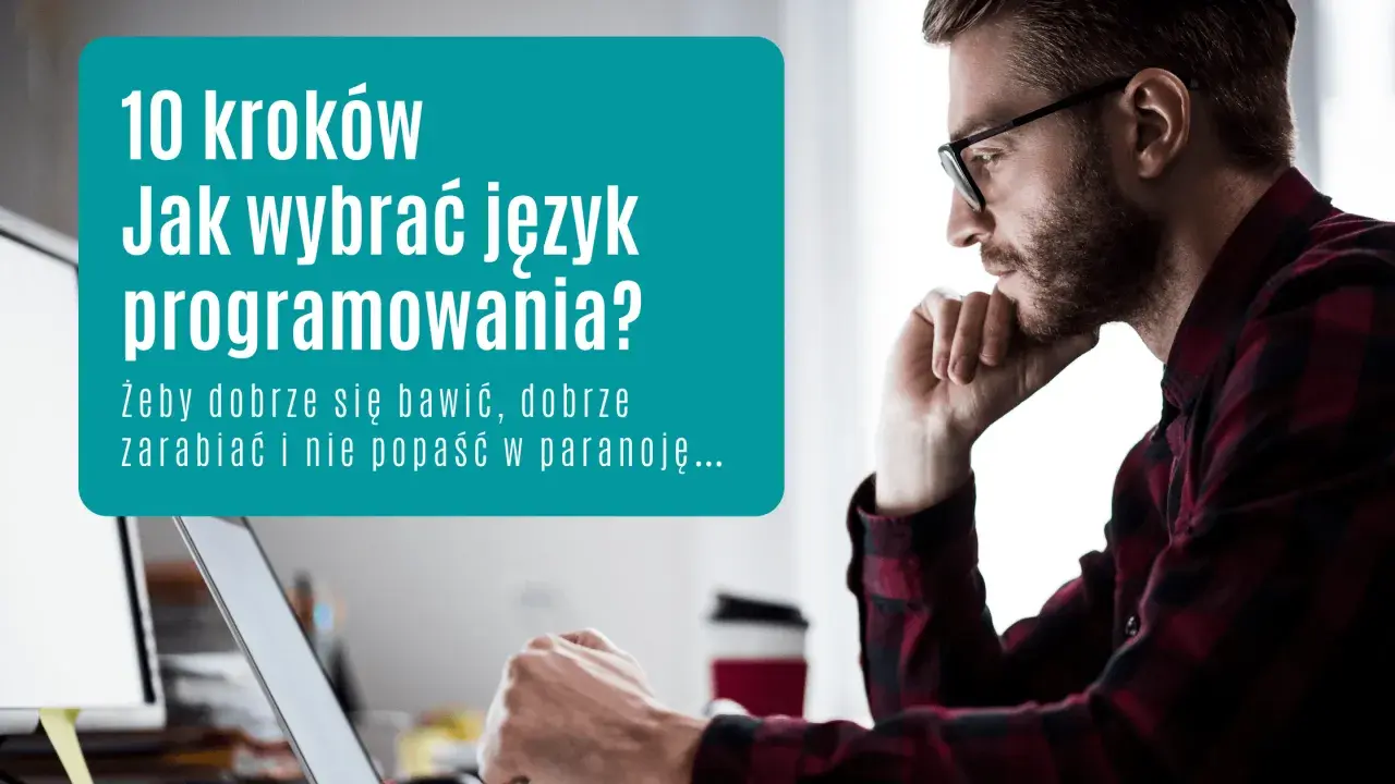Mężczyzna w okularach myśli nad wyborem języka programowania, np. kursu Javy, by dobrze zarabiać i bawić się kodowaniem.