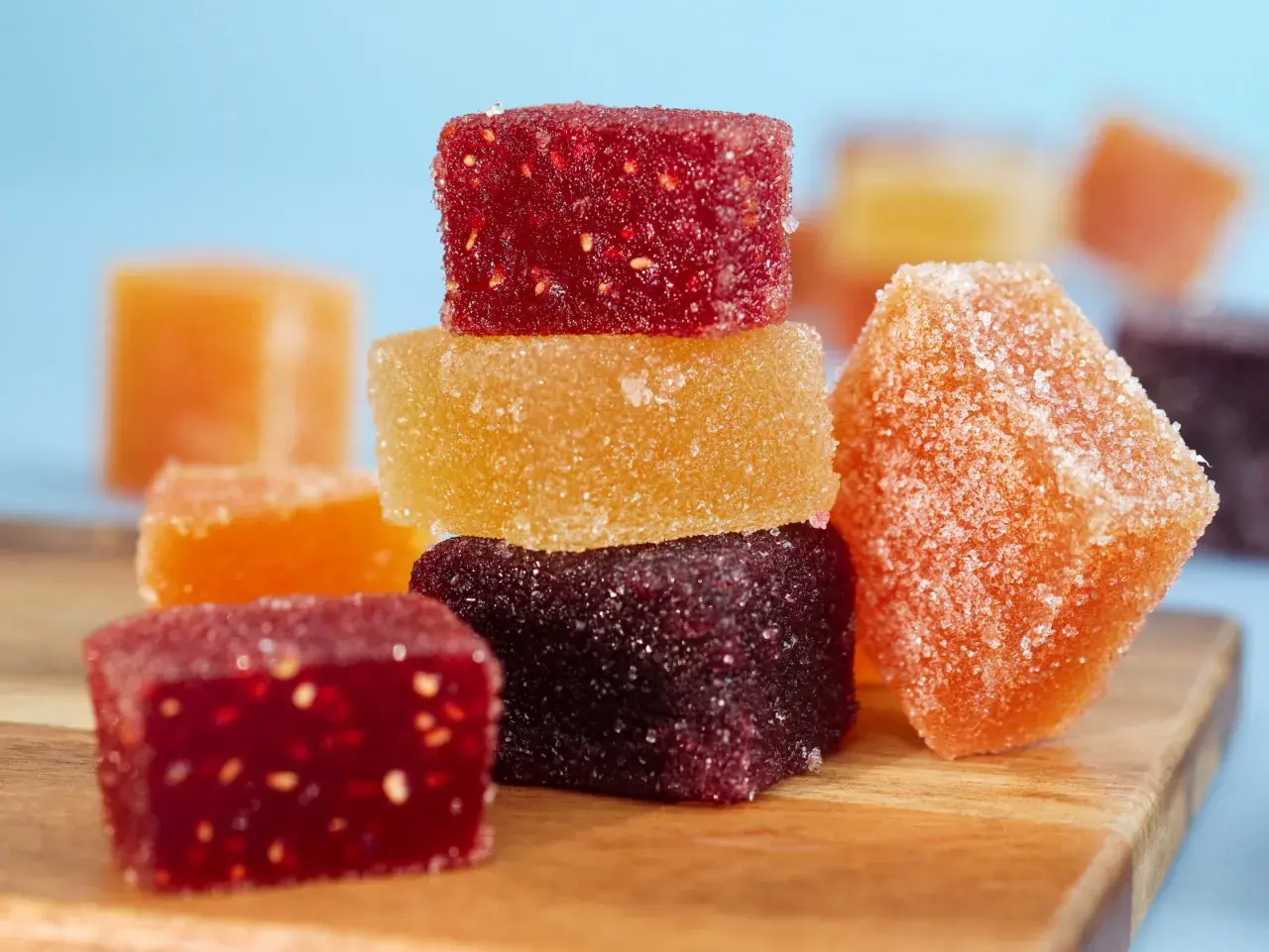 Délicieuses pâtes de fruits fait maison, colorées et enrobées de sucre, prêtes à être dégustées.