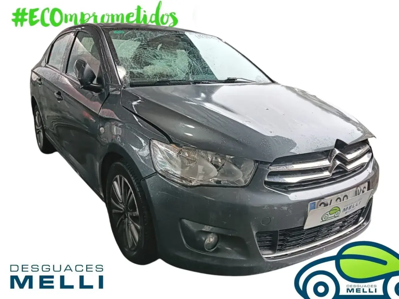 Citroën C-Elysée con parabrisas roto y capó dañado, mostrando los problemas que puede tener este modelo.