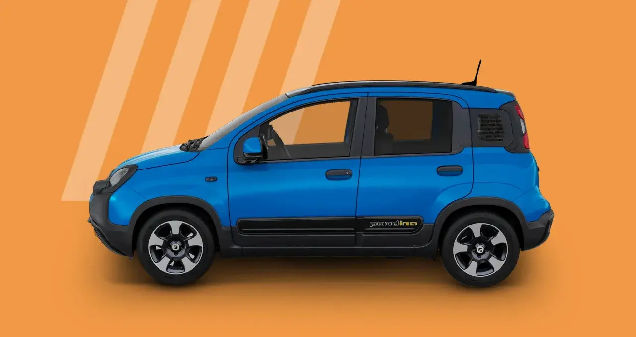 Un'auto blu, una panda a gas, con dettagli neri e scritta "pandina" gialla sul fianco, su sfondo arancione a righe.