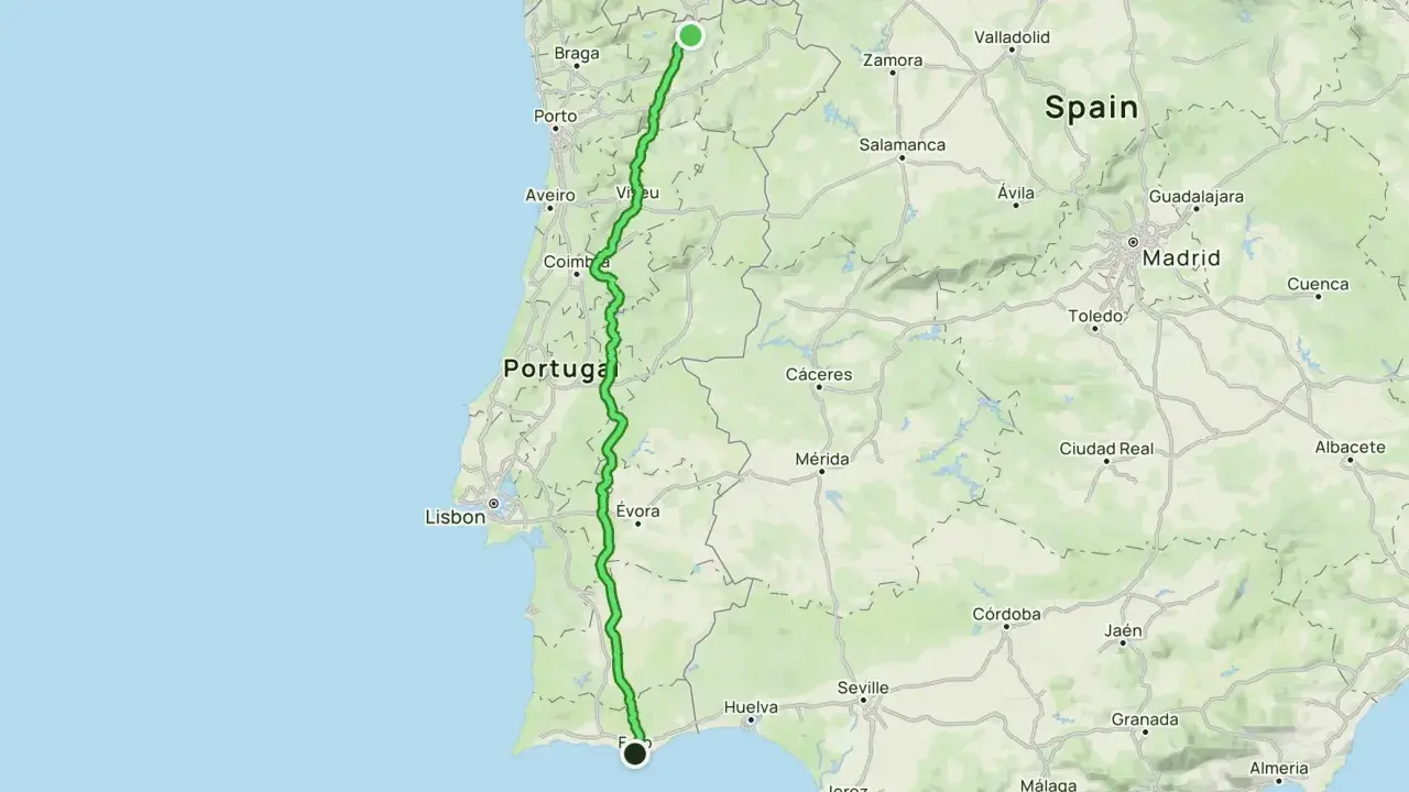 Mapa de Portugal con una ruta verde que va de norte a sur, como una ruta 66 portuguesa. Muestra ciudades como Porto, Coímbra y Lisboa.
