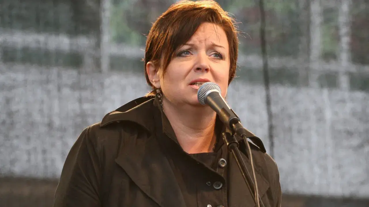 Hanna Banaszak śpiewa, jej głos niesie się z mikrofonu.