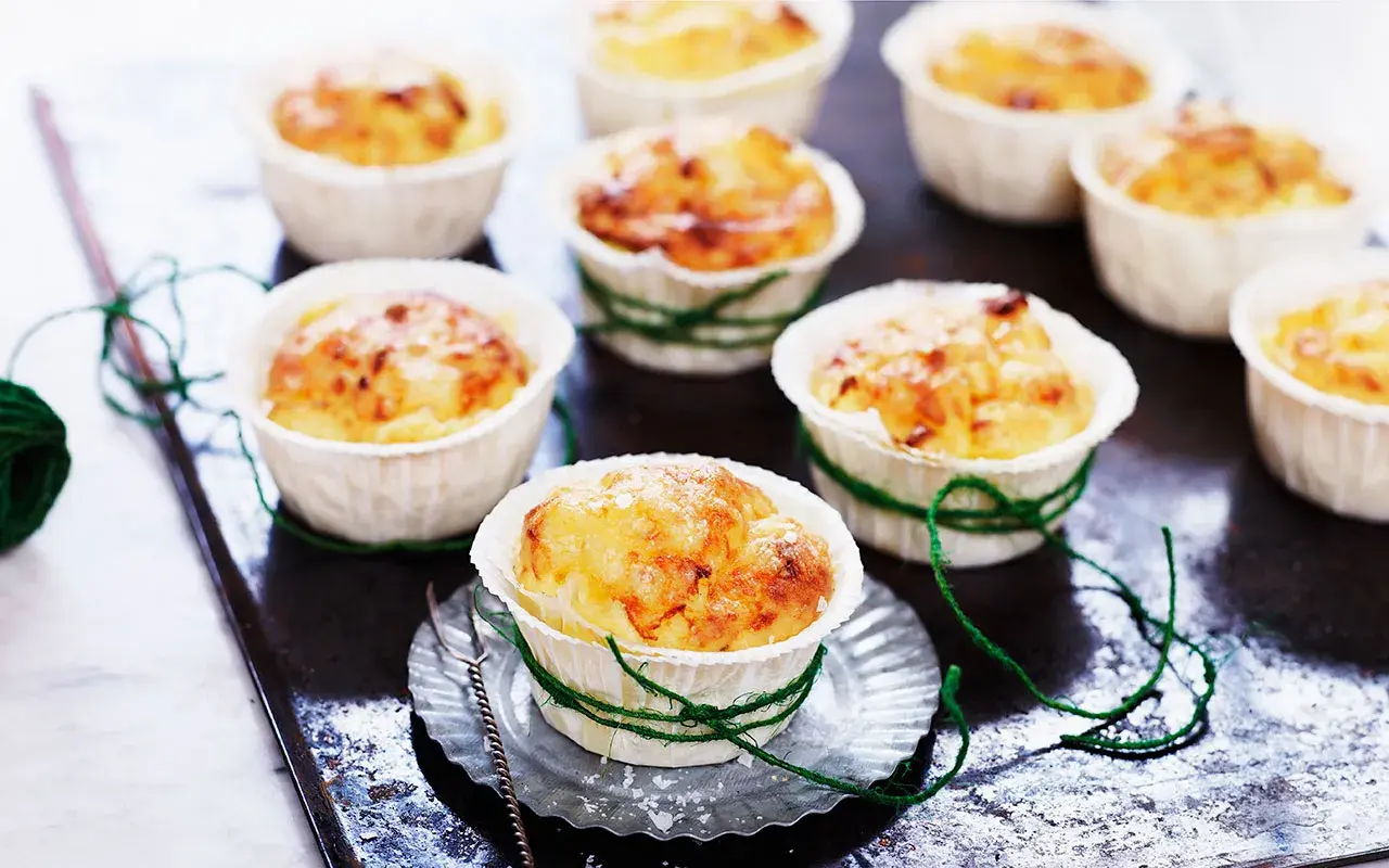 Små, gyllene potatis i muffinsform, bundna med grönt garn. En härlig liten rätt som passar perfekt till helgen.