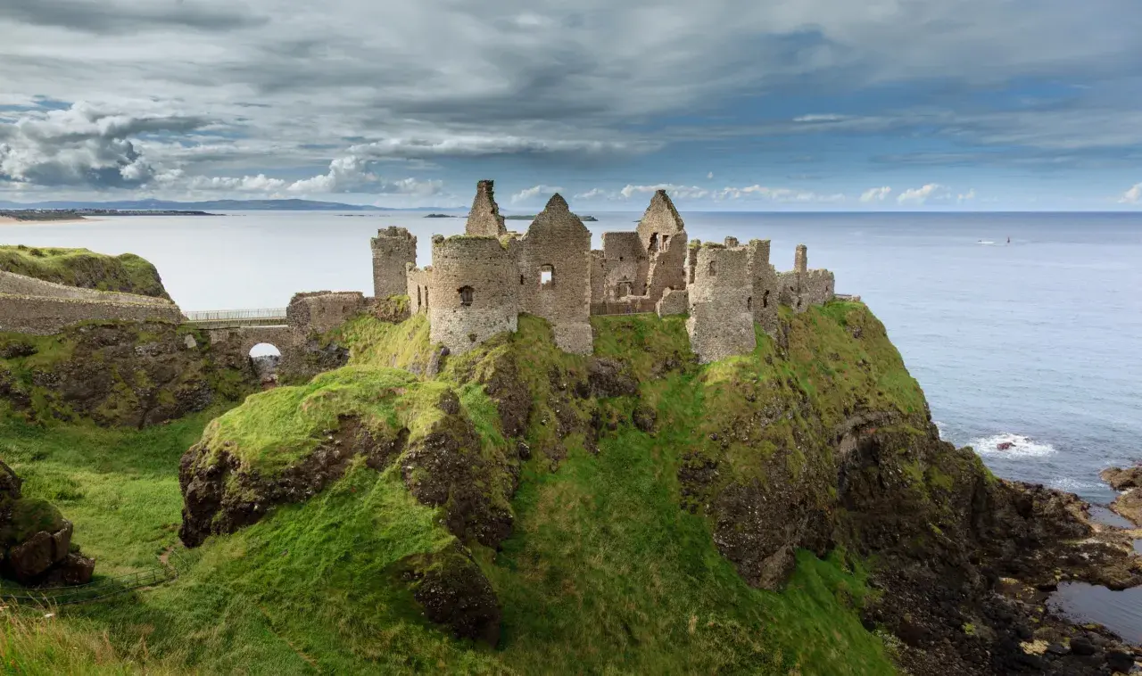 Ruinen einer Burg auf einer Klippe am Meer. Hier wurde Game of Thrones gedreht, eine dramatische Kulisse für Westeros.