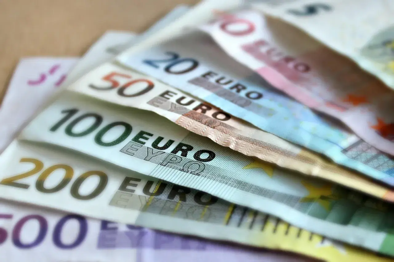 Euro banknoty o nominałach 200, 100, 50 i 20. Chorwacja już przyjęła euro jako swoją walutę.