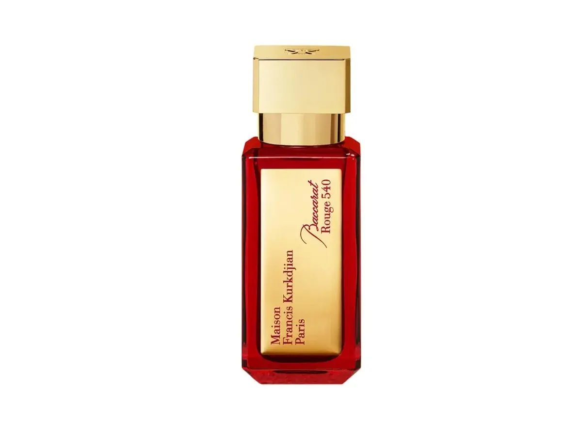Elegancka, czerwona butelka perfum Maison Francis Kurkdjian Baccarat Rouge 540 ze złotą nakrętką.