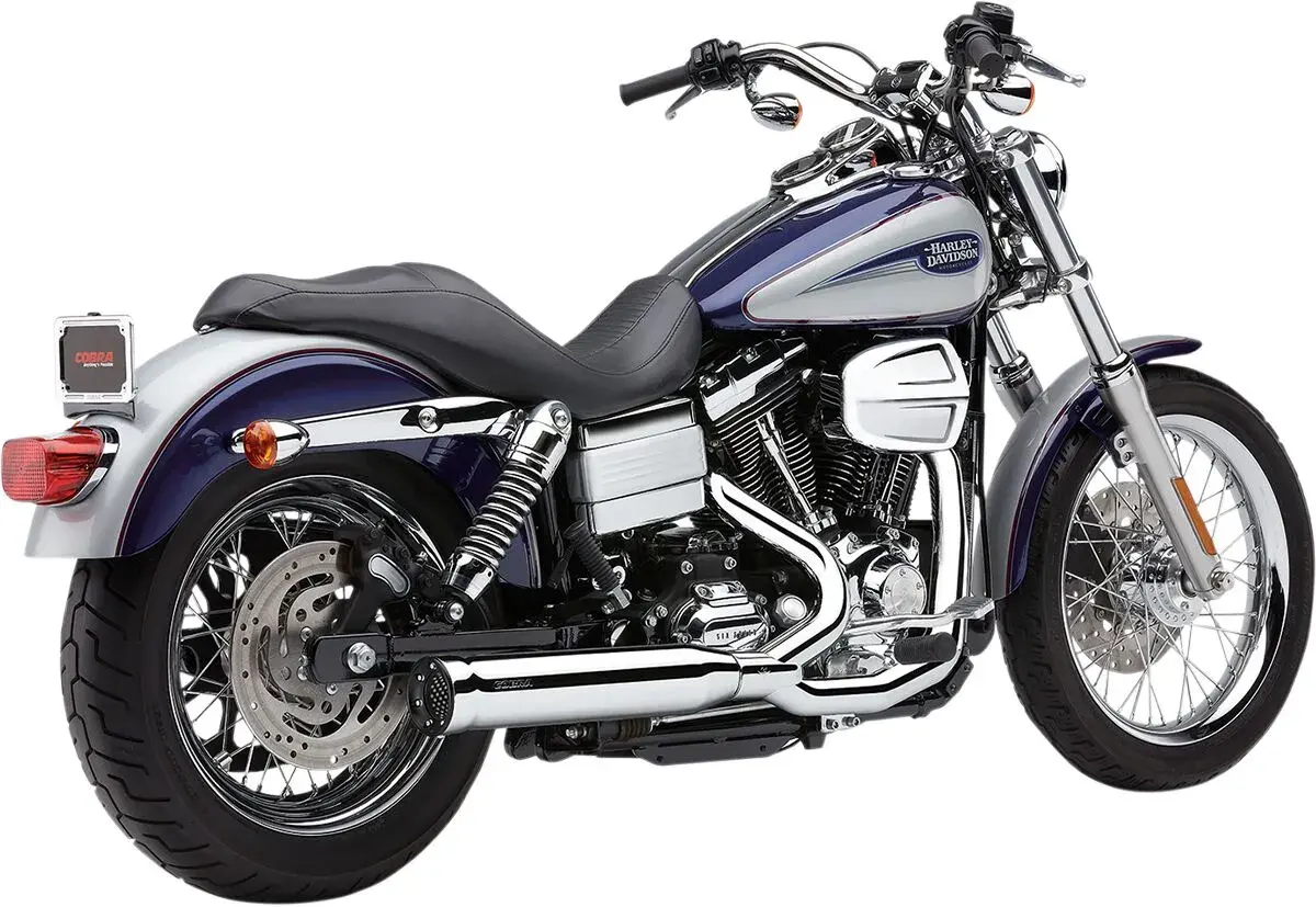 Błyszczący wydech Cobra na motocyklu Harley-Davidson.