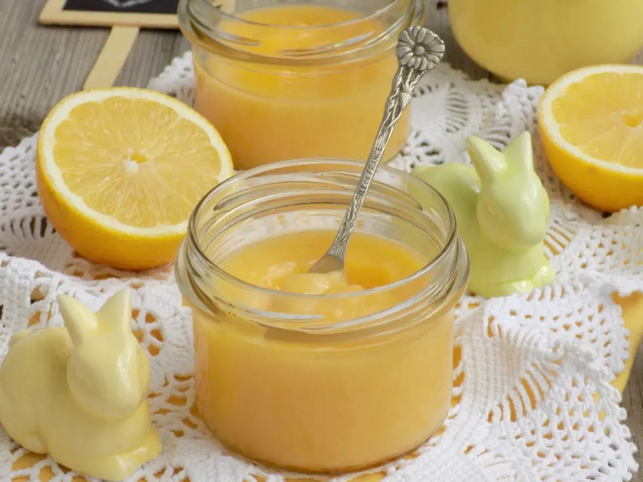 Słoiczki z domowym lemon curd, cytryny i urocze zajączki. Idealny przepis na lemon curd na wielkanocny stół.
