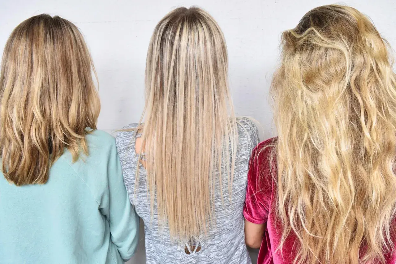 Tre personer med olika nyanser av blont hår, från mörkblont till ljusblont, med olika frisyrer.