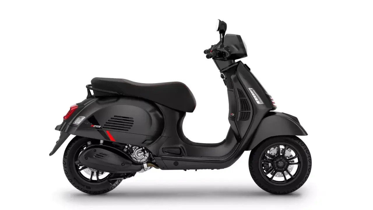 Vespa GTS 300 Super Sport negra mate, con detalles rojos en el asiento y franjas deportivas.