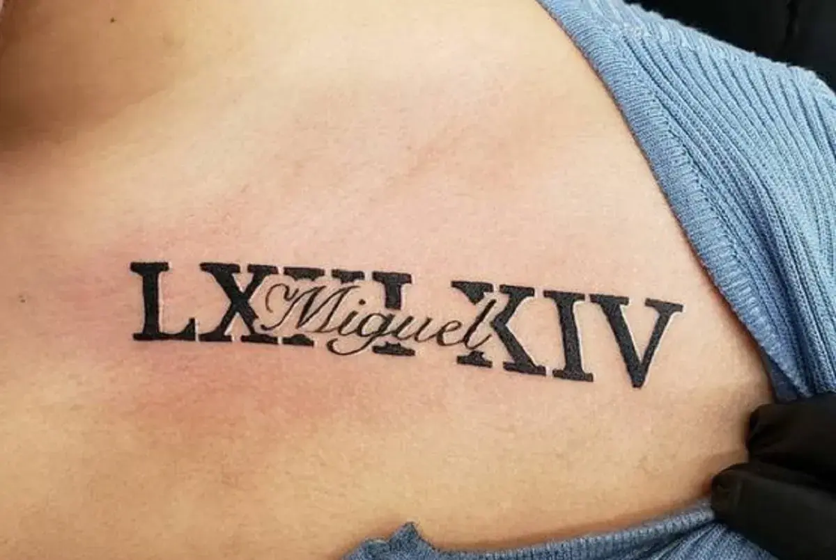 Tatuaż na torsie z rzymskimi cyframi LXIII i XIV, a pośrodku imię "Miguel".