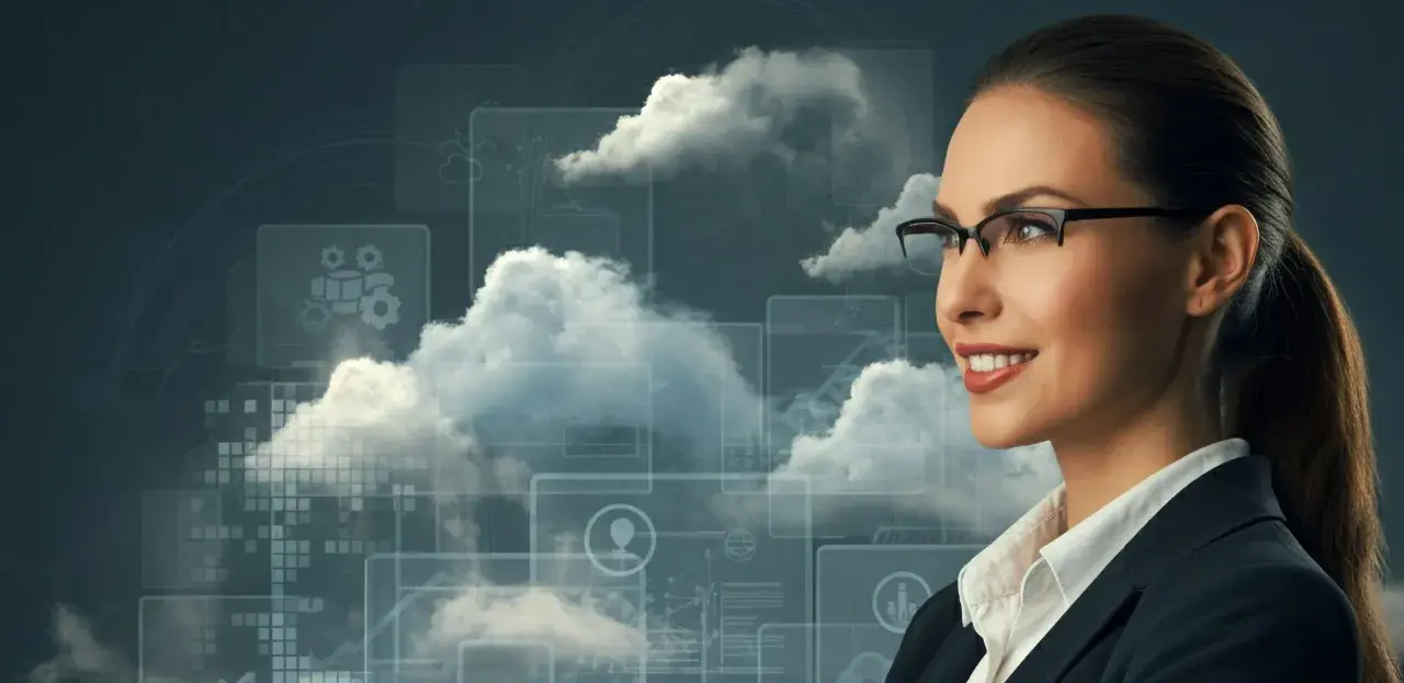 Femme d'affaires souriante, lunettes, devant un fond de nuages et d'icônes symbolisant la stratégie de migration vers le cloud.