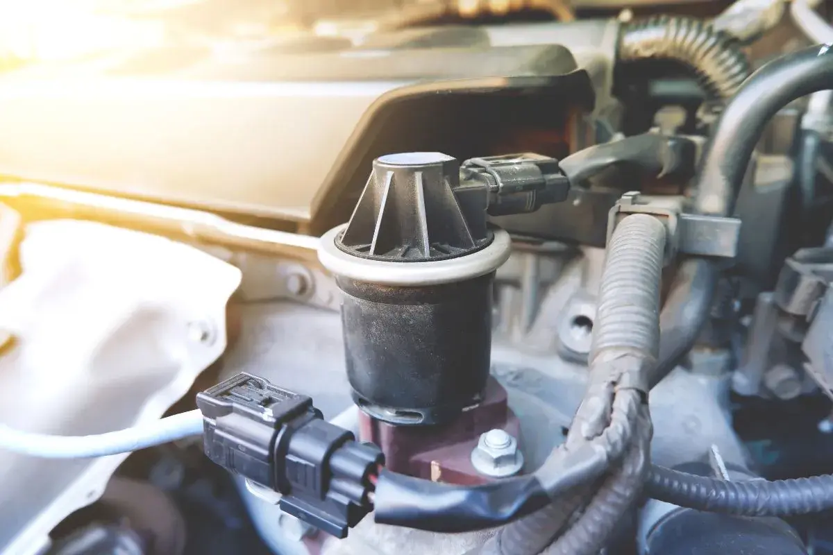 Válvula EGR de un coche, con su conector eléctrico. El p0401 seat indica un problema en este componente.
