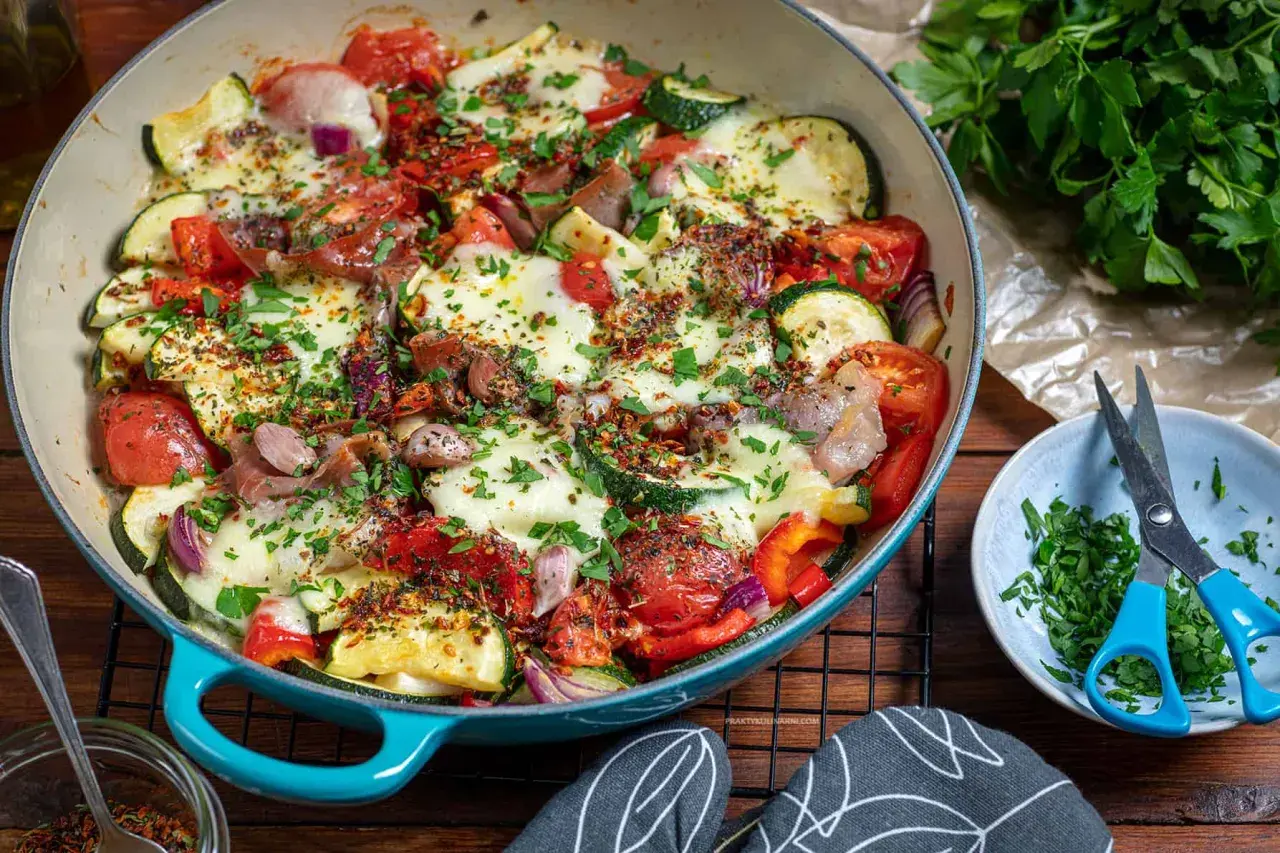 Zapiekanka z cukinii, pomidorów i papryki, zapieczona z serem provolone. Idealna do ser provolone przepisy.