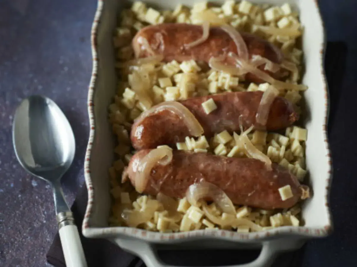Un plat réconfortant de gratin de crozet diot, avec des saucisses savoureuses et des oignons caramélisés sur des pâtes crozet.