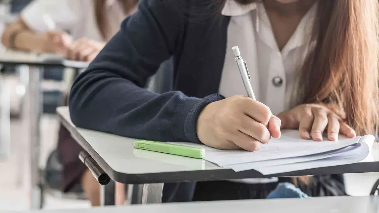 Uczeń pisze wypracowanie, ćwicząc użycie gerund i bezokolicznika.