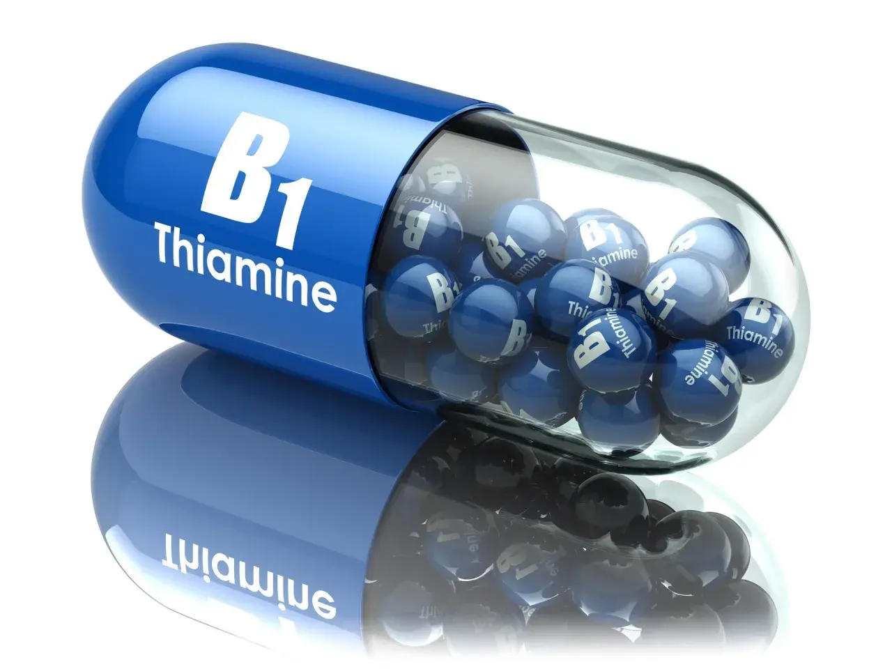 Niebieska kapsułka z napisem "B1 Thiamine" wypełniona małymi kulkami z tym samym oznaczeniem. Tiamina w pigułce.
