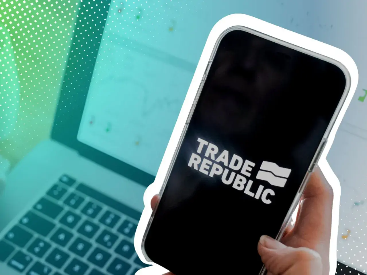 Hand hält Smartphone mit Trade Republic Logo. Im Hintergrund Laptop mit Charts. Ein trauriger Gedanke: Was passiert mit dem Depot bei einem Trade Republic Todesfall?
