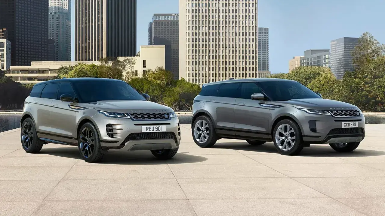 Dwa eleganckie samochody Range Rover stoją na tle nowoczesnej architektury miejskiej.