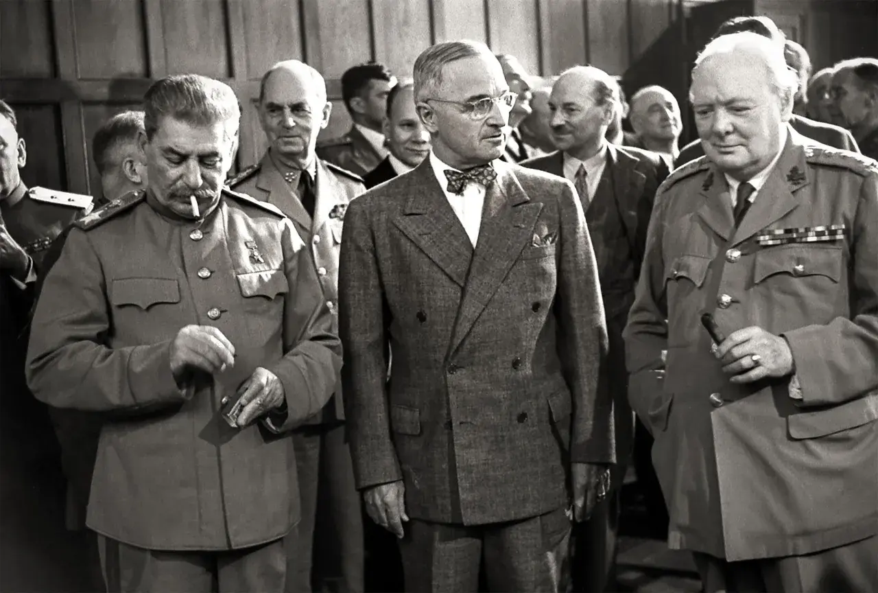Stalin, Truman i Churchill na zdjęciu. Stalin, mimo swojego wzrostu, wydaje się dominować.