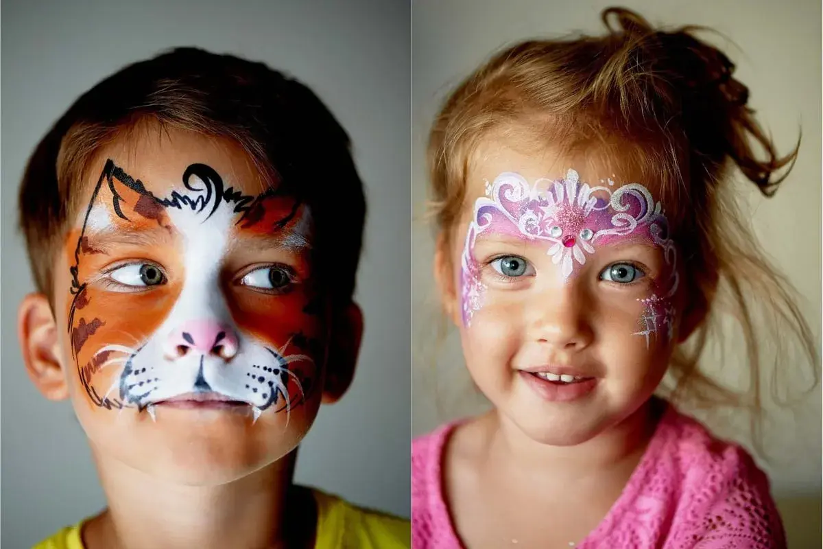 Zwei Kindergesichter mit fantasievollen Kinderschminken-Motiven: Ein Junge als Tiger, ein Mädchen als Prinzessin.