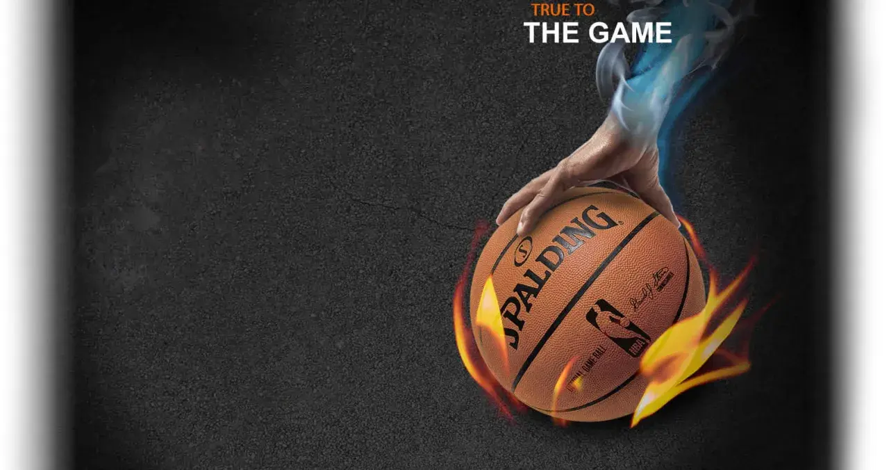 Dłoń trzyma piłkę Spalding TF-500, otoczoną płomieniami i niebieską mgłą. Napis "TRUE TO THE GAME".