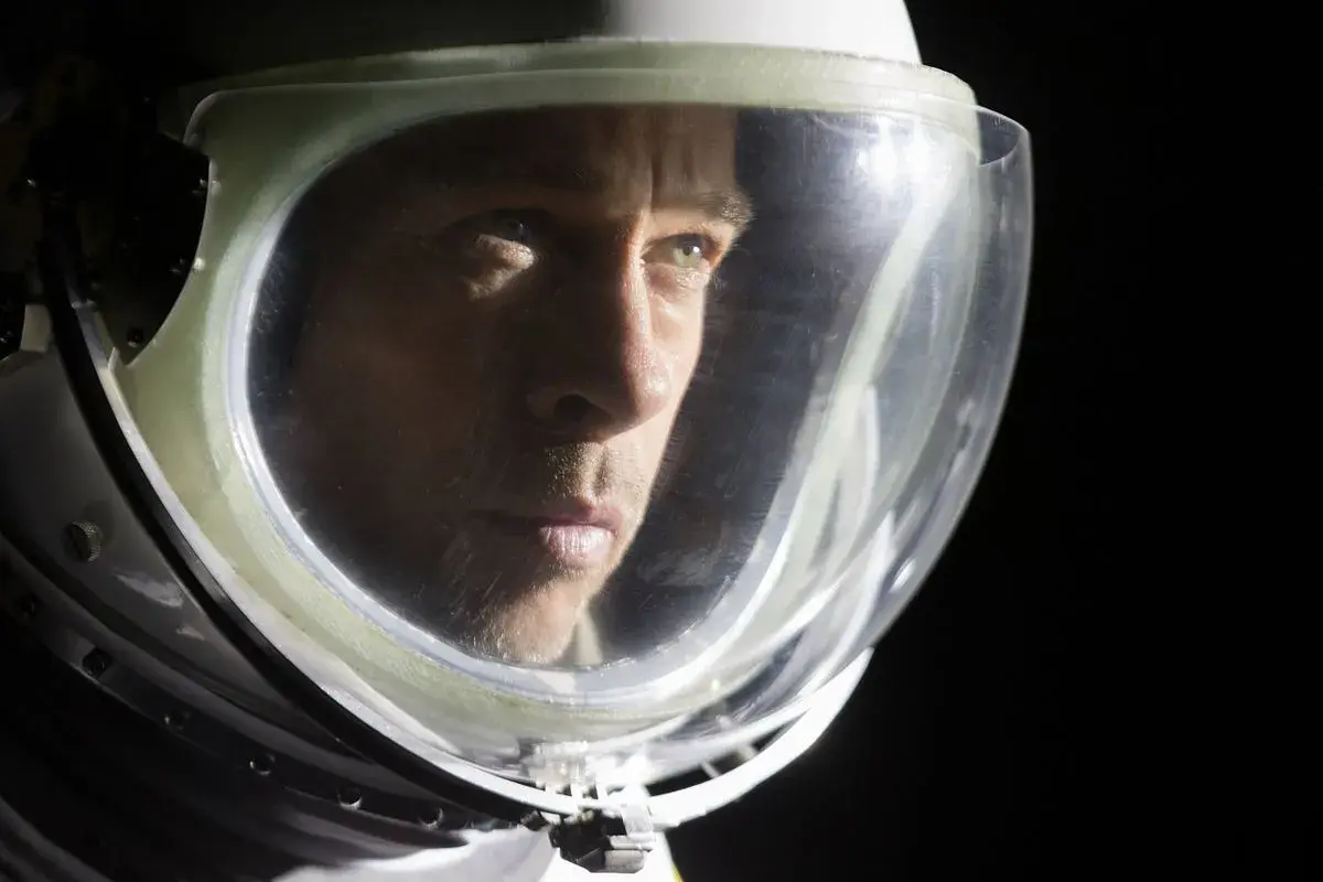Astronautens ansikte reflekteras i visiret. En intensiv blick som speglar en resa mot stjärnorna, en känsla som en ad astra recension fångar.