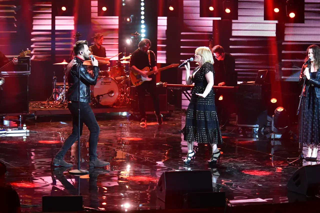 Daria Zawiałow śpiewa z zespołem na scenie. W tle widać perkusistę i gitarzystę.