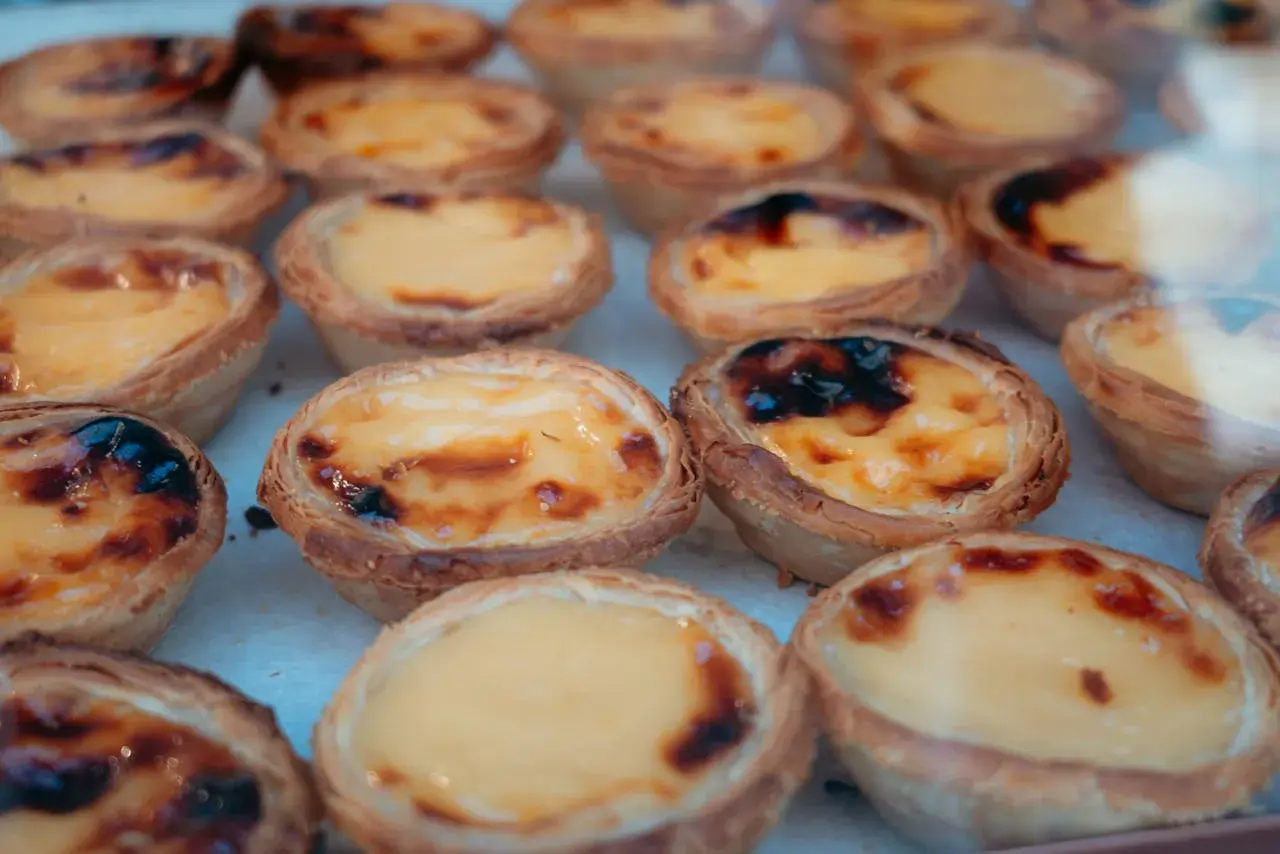 Pyszne babeczki pasteis de nata, idealne na deser. Ten przepis jest prosty i szybki.