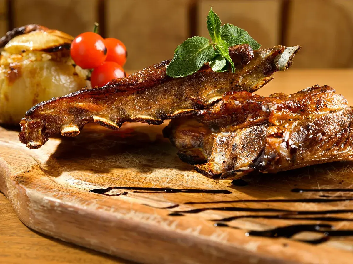 Travers de porc BBQ brillants et caramélisés, prêts à être dégustés.