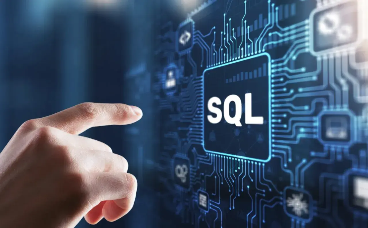 Palec wskazuje na ekran z napisem SQL, symbolizując dostęp do danych.