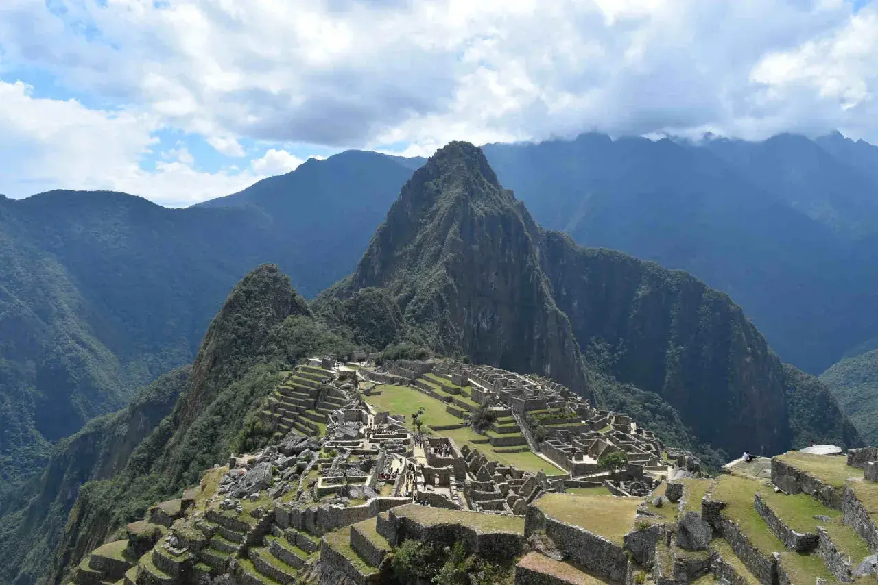 Machu Picchu, una delle meraviglie del mondo antico e moderno, si erge maestosa tra le montagne andine, testimonianza di un'antica civiltà.