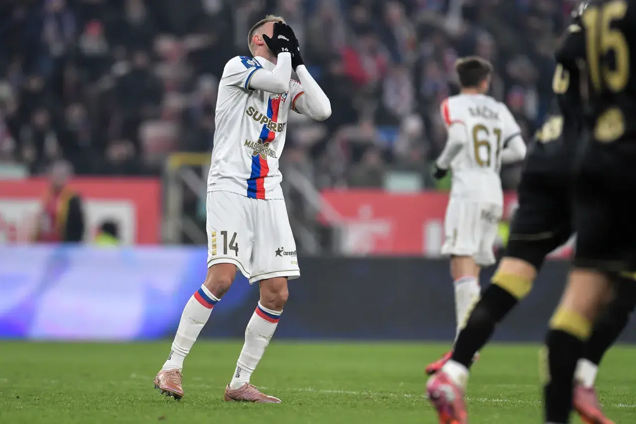Piłkarz Górnika Zabrze z rozpaczą zakrywa twarz rękami.