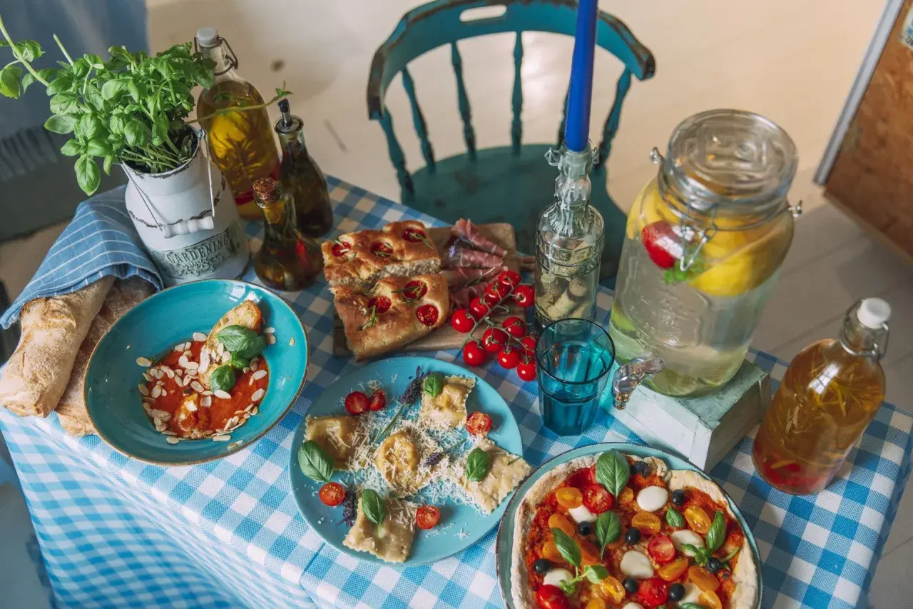 Włoska kolacja dla przyjaciół: focaccia, ravioli, pizza, pomidorki, bazylia i domowa lemoniada. Smacznego!