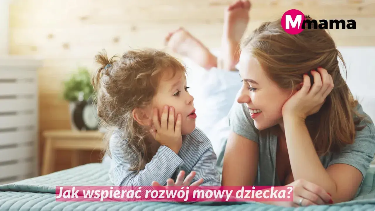 Mama rozmawia z córką, wspierając rozwój mowy. Jak wyeliminować echolalię?